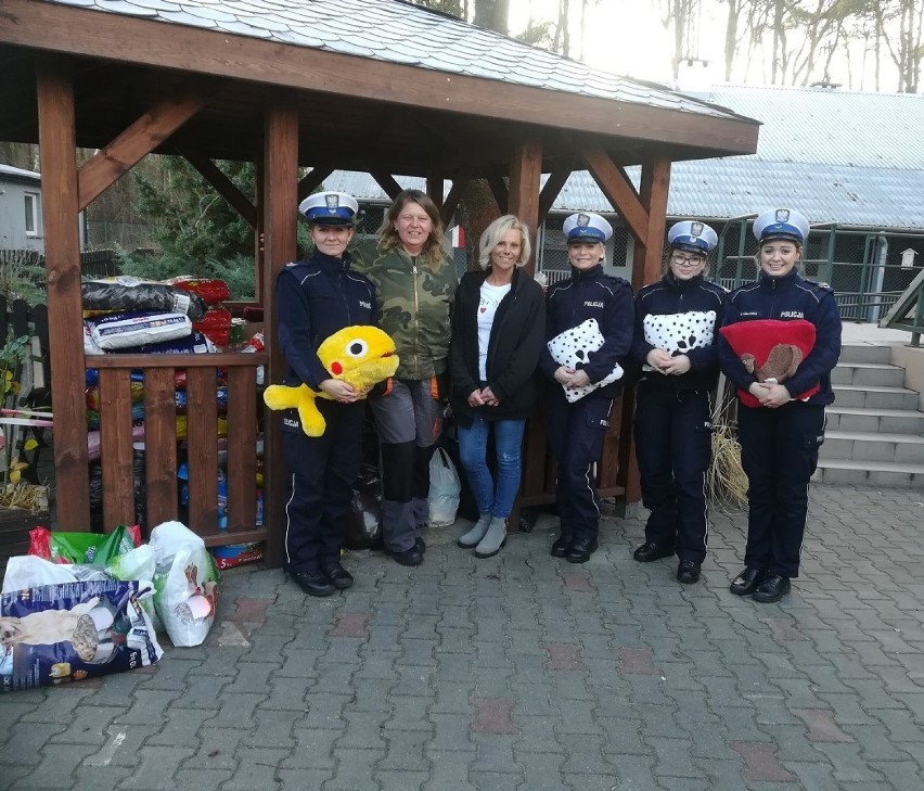 Policjantki z Włocławka zorganizowały zbiórkę darów na rzecz Schroniska dla Zwierząt [zdjęcia]