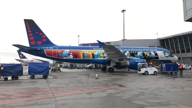 AeroSmurf w Warszawie. Samolot z niebieskimi stworkami wylądował na Lotnisku Chopina. Co tu robi?