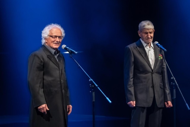 Tadeusz Kwinta i Miki Obłoński na scenie Teatru Słowackiego podczas koncertu z okazji 65-lecia Piwnicy pod Baranami