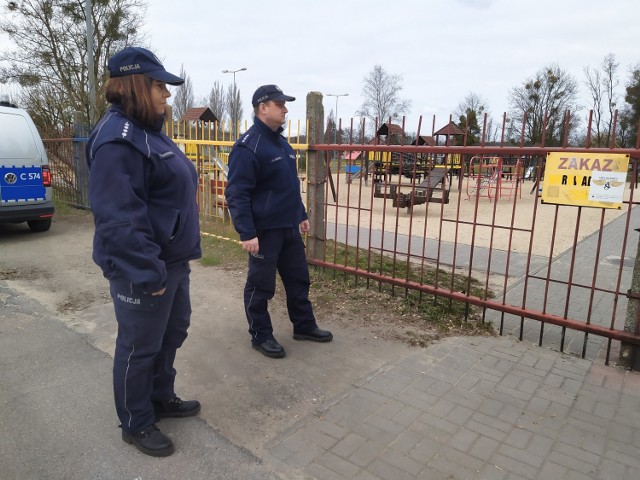 Policjanci z Golubia-Dobrzynia podczas patroli sprawdzają, czy mieszkańcy przestrzegają przepisów w związku z epidemią SARS-CoV-2.