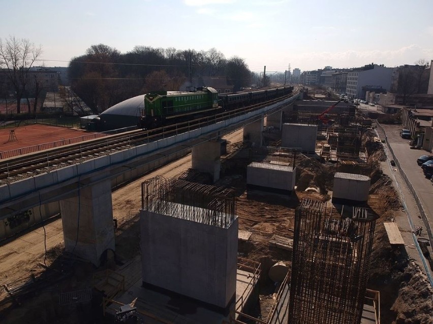 - Materiały na plac budowy dostarczane są również pociągami...