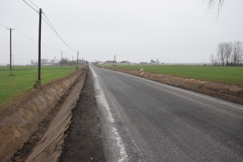 CZEMPIŃ. Droga w Srocku Wielkim zyskała już nową nawierzchnię asfaltową. Przebudowa drogi zakończy się w styczniu [ZDJĘCIA]