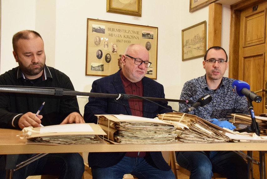 Zamek Kamieniec odkrywa swoje tajemnice. Muzeum Podkarpackie w Krośnie kupiło wyjątkowe archiwum zamkowe od rodziny Starowieyskich [ZDJĘCIA]