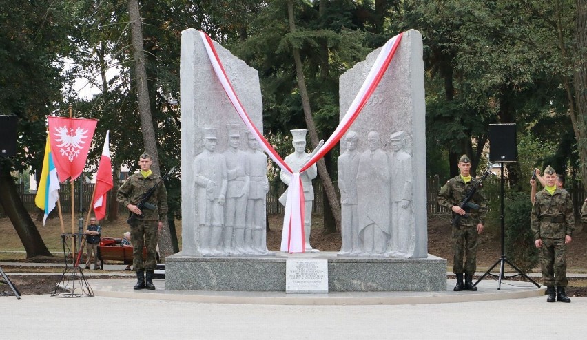 Odsłonięcie odbyło się w asyście kompanii honorowej...