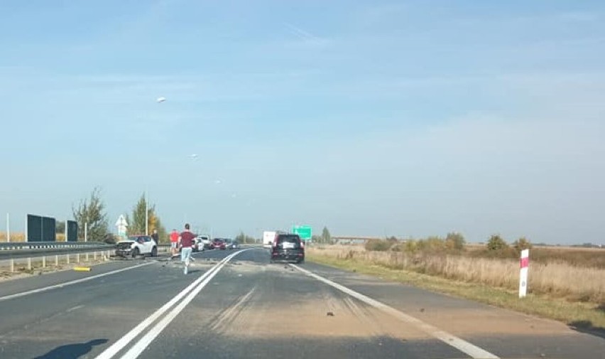 Zderzenie pojazdów między Oleśnicą a Smardzowem. Jest osoba poszkodowana