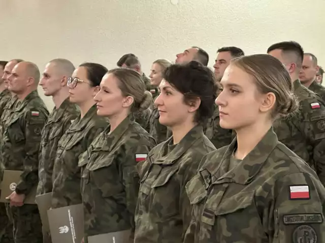 w klubie garnizonowym na Sadkowie 20 terytorialsów zostało mianowanych na stopień kaprala.