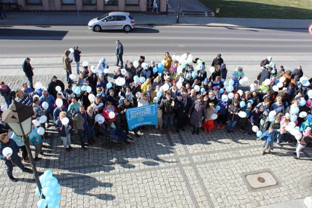 W wtorek obchodzimy Światowy Dzień Świadomości Autyzmu. Symbolem święta jest niebieski kolor. Dlatego właśnie we wtorkowe przedpołudnie przez Międzyrzecz przeszedł błękitny korowód.