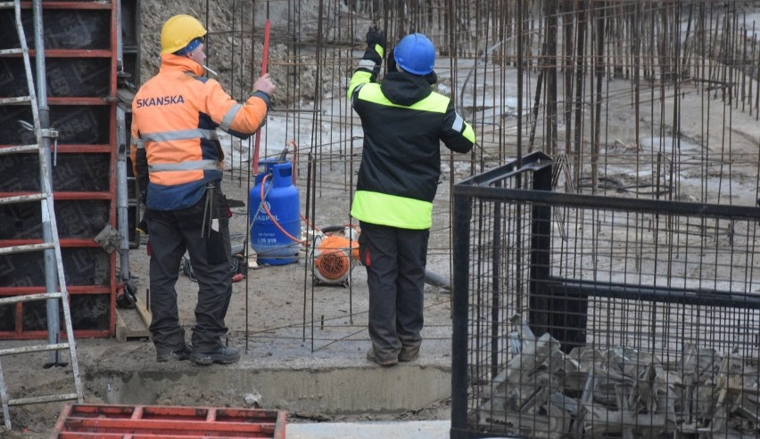 Trwają prace konstrukcyjne przy narożniku zachodnim trybuny...