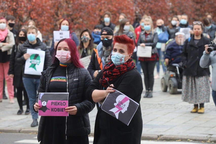 Legnica: Nie dla Piekła Kobiet, protest przed siedzibą PiS