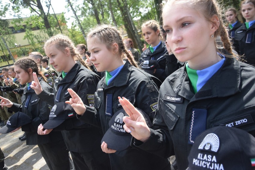 Ślubowanie składało prawie stu uczniów klas pierwszych.