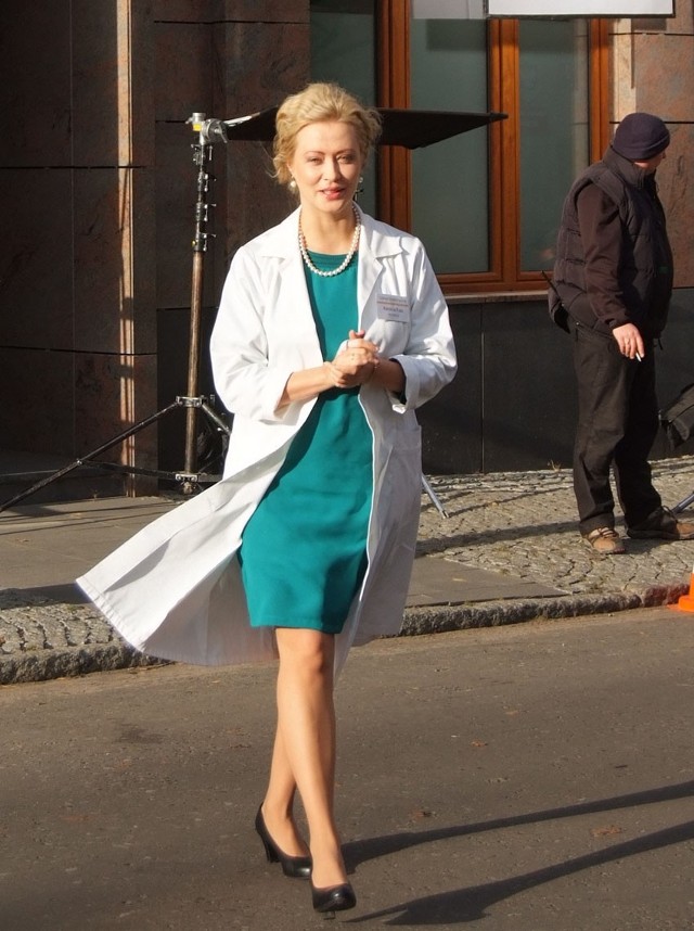 Karolina Fuks, w tej roli Agnieszka Wagner, gra rolę recepcjonistki w gabinecie męża ginekologa.