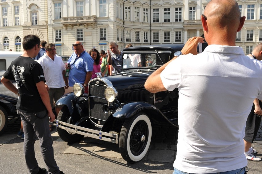 Zlot samochodów zabytkowych na placu Teatralnym, zdjęcia