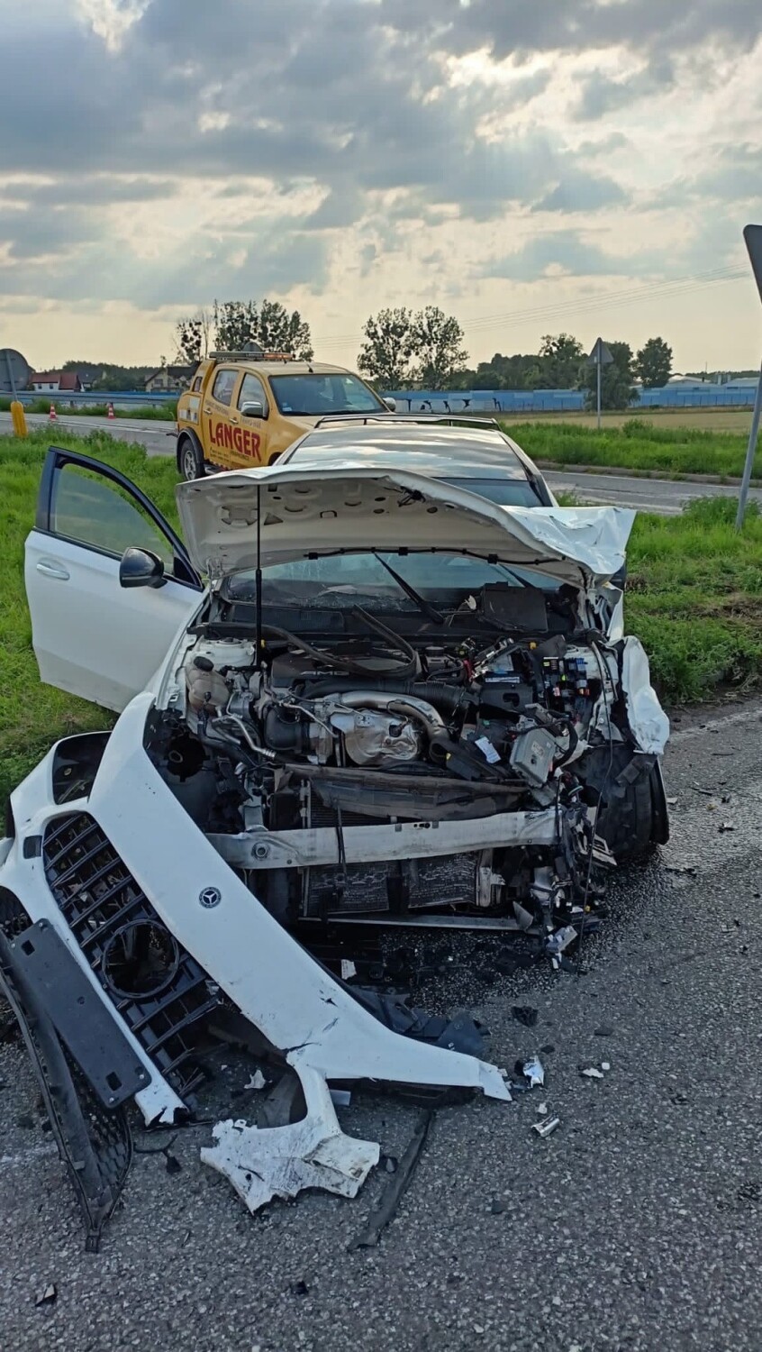 23-letni kierowca mercedesa oddalił się z miejsca wypadku,...