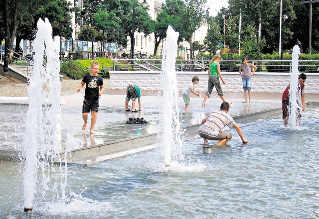 Przy uruchomionej w centrum Piotrkowa Trybunalskiego fontannie przecinania wstęgi nie było, ale władze planują tam za to - jeszcze przed wyborami - festyny dla mieszkańców