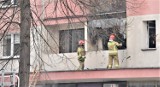Oświęcim. Pożar mieszkania przy ulicy Staszica, na osiedlu Chemików. Wstępna przyczyna: od świeczki. [ZDJĘCIA]