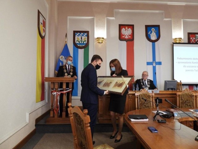Minister Łukasz Schreiber, będąc w Tucholi na sesji, zadeklarował dalsze wsparcie dla miasta