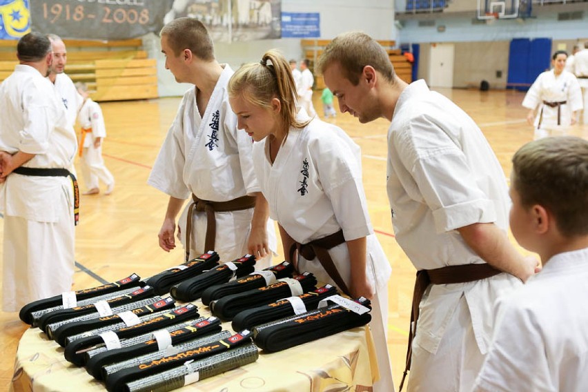 Karate: Ceremonia wręczenia czarnych pasów i certyfikatów na stopnie mistrzowskie [ZDJĘCIA]