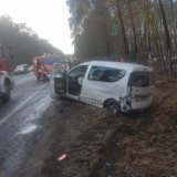 Groźny wypadek na ul. Szubińskiej w Białych Błotach. Na miejscu interweniowała straż pożarna [zdjęcia]