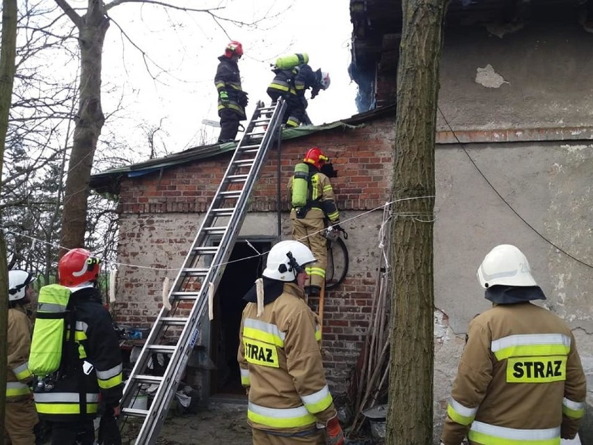 Strażacy OSP (dwa zastępy) ugasili pożaru budynku...