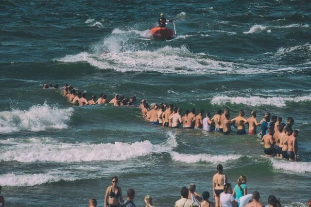 ,,Łańcuch życia", który utworzyli plażowicze w Darłówku Zachodnim podczas poszukiwania trójki zaginionych dzieci.