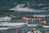 Akcja ratunkowa na plaży koło Wicia. Turyści utworzyli łańcuch życia