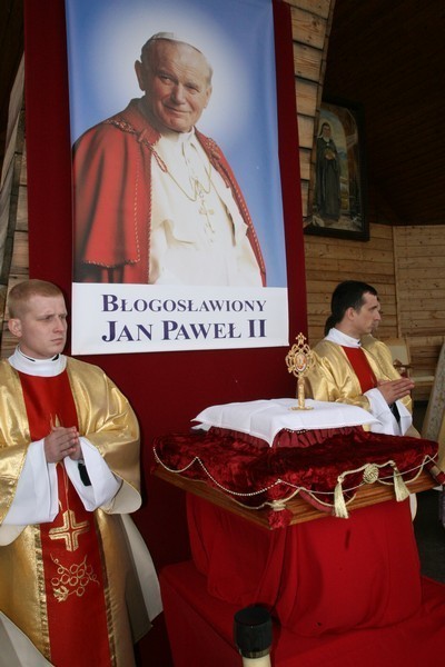 Relikwie Jana Pawła II na ołtarzu, przy którym papież wpisał Kingę w poczet świętych [ZDJĘCIA]