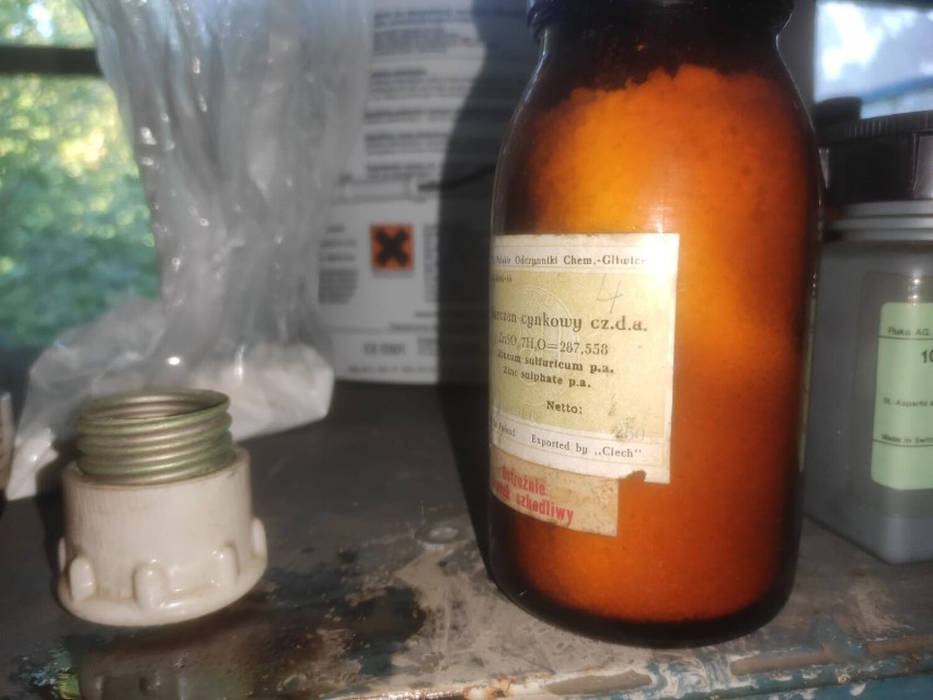 Syców. Trujące chemikalia w przyszpitalnych opuszczonych budynkach. Alkohol metylowy, chlorek rtęciowy, izopropanol i inne! (AKTUALIZACJA)