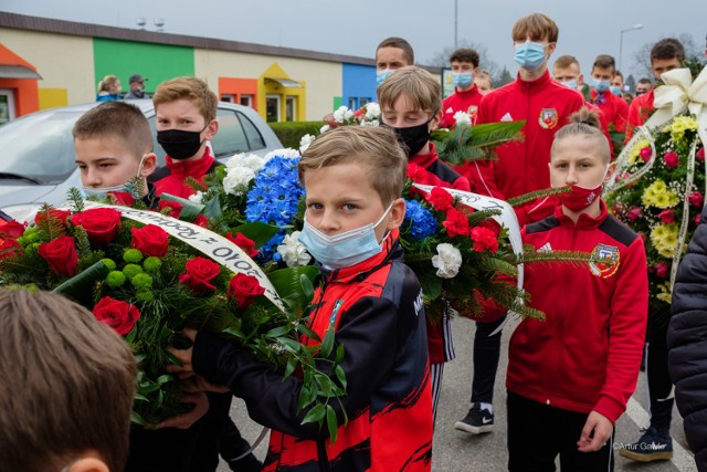 Pogrzeb Waldemara Urbana, prezesa MKS "Tarnovia" na cmentarzu w Klikowej