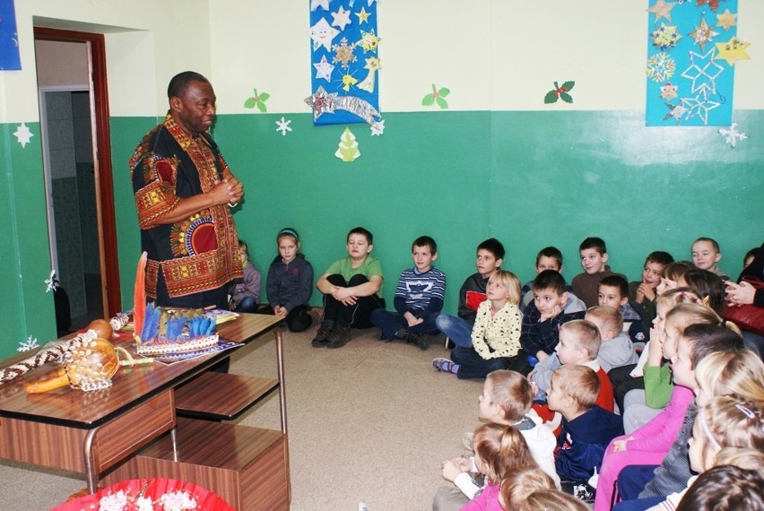 Stare Gronowo. Misjonarz i wolontariusz opowiadali uczniom jak wygląda życie w Afryce