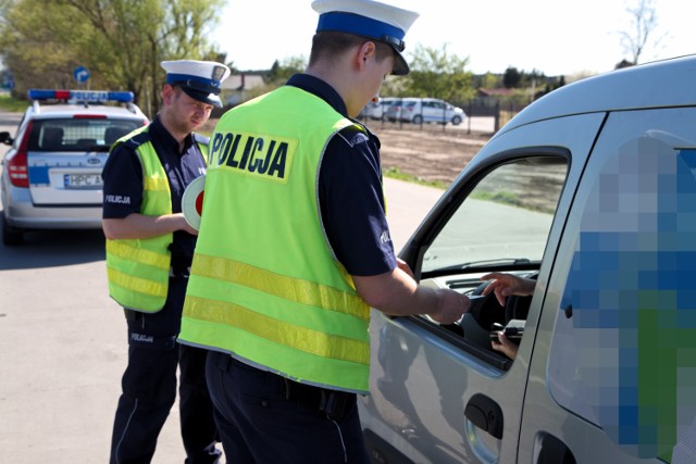 A to właśnie nadmierna prędkość jest główną przyczyną wypadków. Dlatego w piątkowe popołudnie na DK 25 mundurowi sprawdzali zachowania kierowców. - Funkcjonariusze skupili się na prowadzeniu kaskadowych pomiarów prędkości. Kontrole odbywały się w tym samym czasie, ale w różnych miejscach przez patrole ustawione kolejno po sobie na określonym, często krótkim, odcinku drogi - informuje podkom. Lidia Kowalska z zespołu prasowego KWP w Bydgoszczy. 

zobacz więcej ->