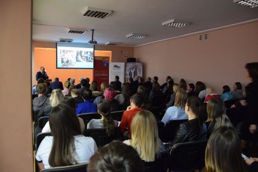 Konferencja o rynku pracy dla uczniów szkół...