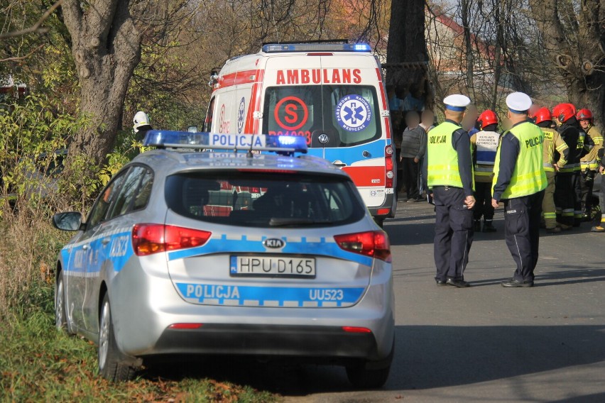 AKTUALIZACJA: Zderzenie osobówki z ciągnikiem. 73-latka trafiła do szpitala [ZDJĘCIA]