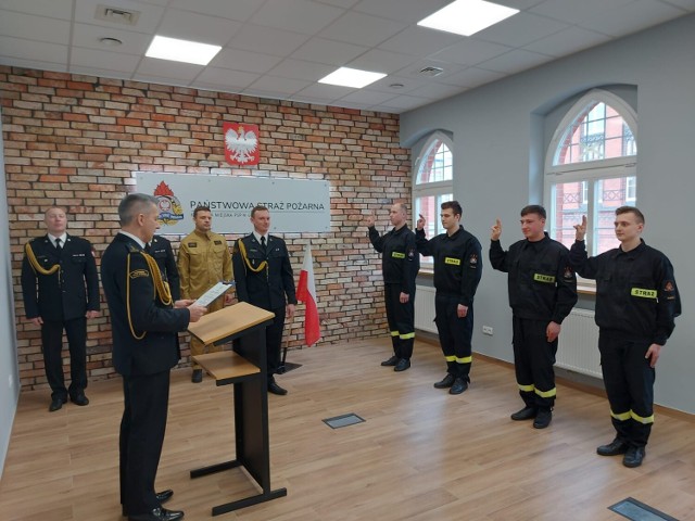 Nowi strażacy zostali przyjęci do służby w KM PSP w Gliwicach 

Zobacz kolejne zdjęcia/plansze. Przesuwaj zdjęcia w prawo naciśnij strzałkę lub przycisk NASTĘPNE