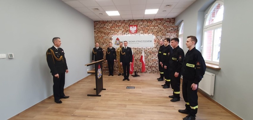 Nowi strażacy zostali przyjęci do służby w KM PSP w...