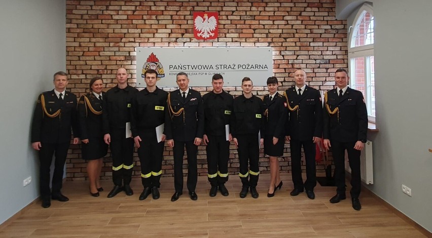 Nowi strażacy zostali przyjęci do służby w KM PSP w...