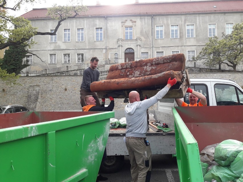 Wyłowili z wody kanapę i fotele. Akcja Czysta Odra na Opolszczyźnie