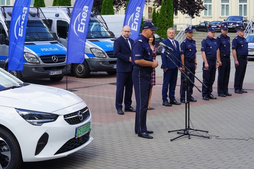 Dwa elektryczne ople corsa przekazała policji Fundacja Enea....