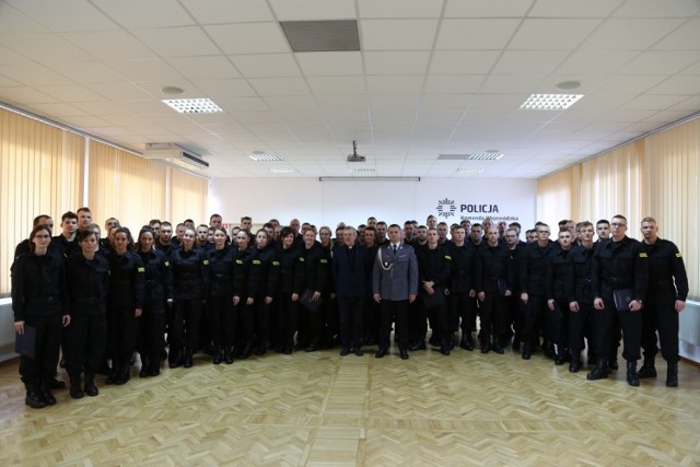 W Komendzie Wojew&oacute;dzkiej Policji w Bydgoszczy odbyło się uroczyste ślubowanie przyjętych do służby policjant&oacute;w. Ślubowanie od funkcjonariuszy przyjął I Zastępca Komendanta Wojew&oacute;dzkiego Policji w Bydgoszczy insp. Mirosław Elszkowski. W szeregi kujawsko-pomorskiej policji przyjęto 69 nowych policjant&oacute;w.
Słowa gratulacji i powodzenia na szkoleniu,  w czasie trwania uroczystości, policjanci usłyszeli od Pierwszego Zastępcy Komendanta Wojew&oacute;dzkiego Policji w Bydgoszczy, kt&oacute;ry zwr&oacute;cił uwagę na zadania stojące przed młodymi policjantami oraz podziękował za wsparcie i przygotowanie do roli policjanta rodzinom. Następnie głos zabrał Kapelan kujawsko-pomorskich policjant&oacute;w Ksiądz Prałat Stanisław Kotowski.

Po zakończeniu szkolenia podstawowego w Szkole Policji w Słupsku funkcjonariusze wr&oacute;cą do naszego wojew&oacute;dztwa: 16 do Bydgoszczy i Torunia, 6 do Lipna, 3 do Brodnicy, 2 do: Włocławka, Nakła i Żnina,  po  1 do: Golubia-Dobrzynia, Mogilna i Tucholi oraz 8 do Oddziału Prewencji Policji. Wśr&oacute;d przyjętych do służby policjant&oacute;w jest 13 kobiet.

W roku 2018 do służby w policji w całym wojew&oacute;dztwie przyjęto 237 os&oacute;b. Tym samym wakat na dzień 1 stycznia 2019 r. wyni&oacute;sł 71 etat&oacute;w, co stanowi 1,4% liczby etat&oacute;w. Podkreślić należy, iż na przestrzeni ostatnich 10 lat jest to najniższa ilość wolnych etat&oacute;w policyjnych.

&lt;center&gt;
Flesz - wypadki drogowe. Jak udzielić pierwszej pomocy?
&lt;script class=&quot;XlinkEmbedScript&quot; data-width=&quot;640&quot; data-height=&quot;360&quot; data-url=&quot;//get.x-link.pl/9a8d9376-6ae8-3c54-4d39-2b8e1f58986a,46629b85-26ac-d46b-2419-846de556b48b,embed.html&quot; type=&quot;application/javascript&quot; src=&quot;//prodxnews1blob.blob.core.windows.net/cdn/js/xlink-i.js?v1&quot;&gt;&lt;/script&gt;
&lt;/center&gt;