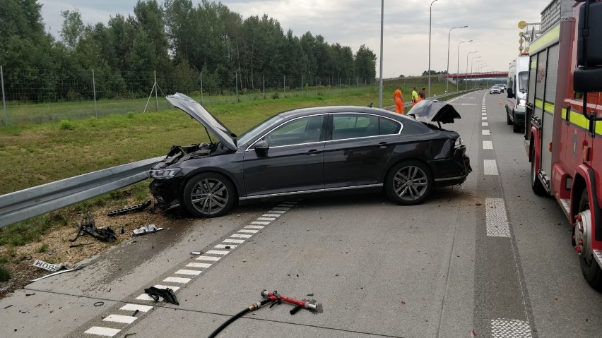 Zderzenie na A1 pod Woźnikami. W zdarzeniu brały udział trzy samochody