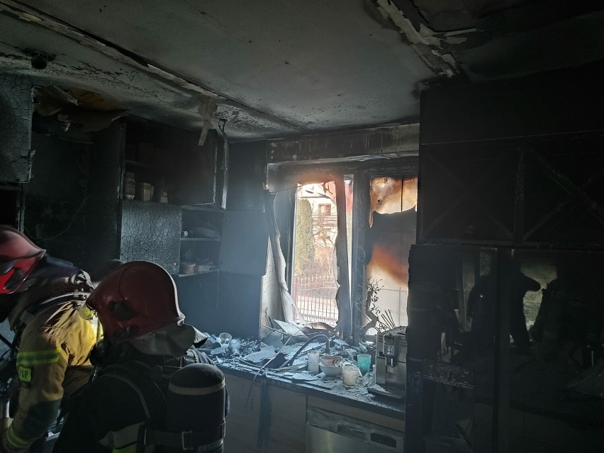 Pożar w Psarskiem. Ogień pojawił się w kuchni. Na miejscu działały cztery zastępy straży pożarnej