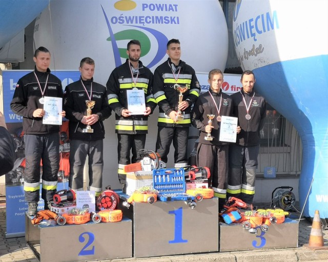 Strażacy OSP Broszkowice na najwyższym podium tegorocznych zawodów "Wieżowiec" (od lewej) Patryk Żyła i Przemysław Waliczek