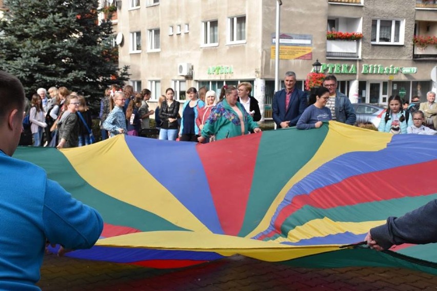 Happening w ramach Dnia Osób Niepełnosprawnych przed szprotawskim ratuszem [ZDJĘCIA]