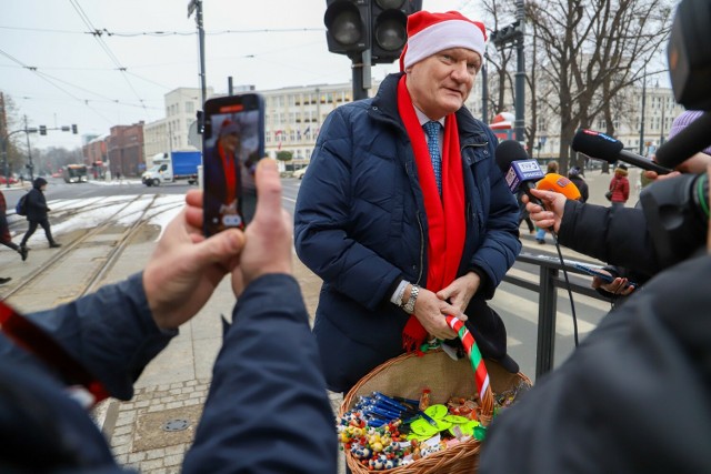 W mikołajki rozpoczął kursy po Toruniu świąteczny tramwaj Miejskiego Zakładu Komunikacji. Będzie jeździł przez miesiąc.