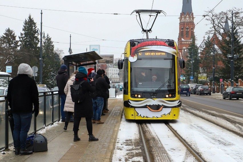 Świąteczny tramwaj rozpoczął kursy po Toruniu.