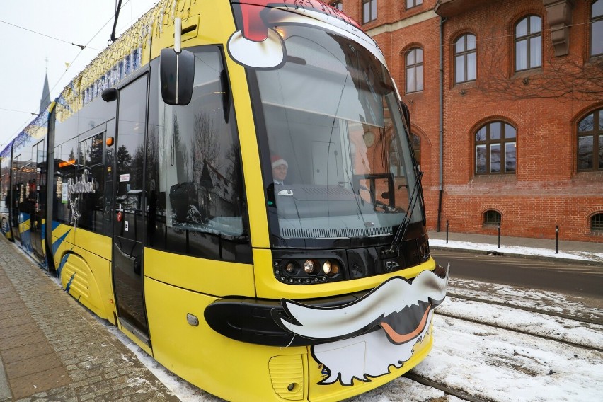 Świąteczny tramwaj rozpoczął kursy po Toruniu.
