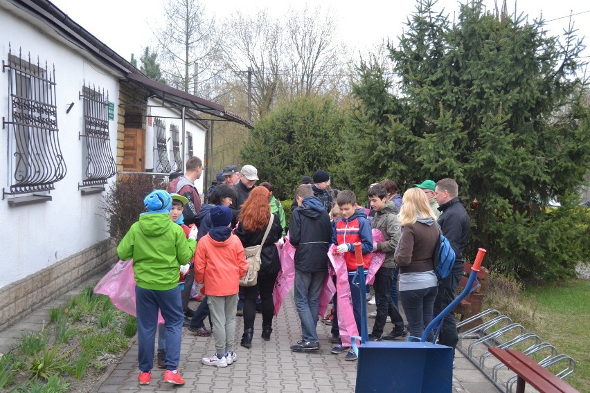 Sosnowiec: mieszkańcy Maczek wzięli sprawy w swoje ręce i posprzątali swą dzielnicę [ZDJĘCIA]