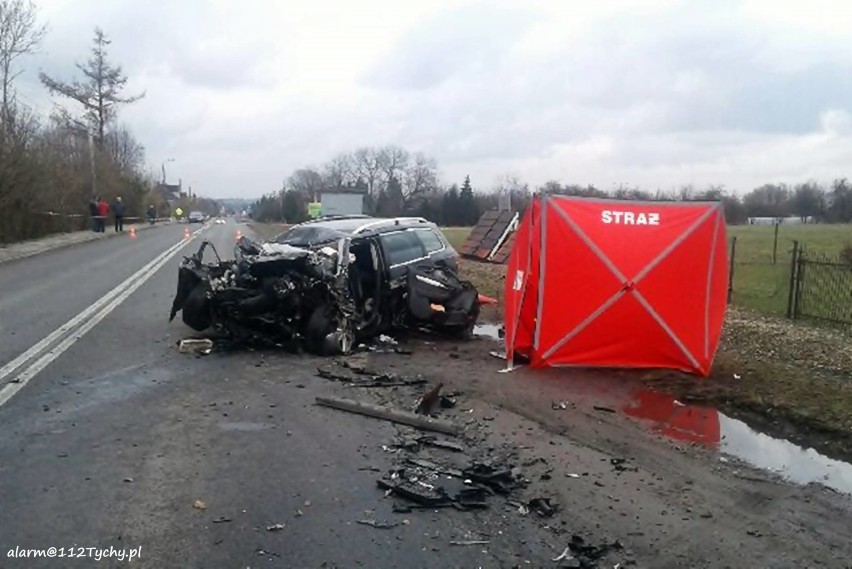 Wypadek w Chełmie Śląskim: Czołowe zderzenie osobówki z tirem