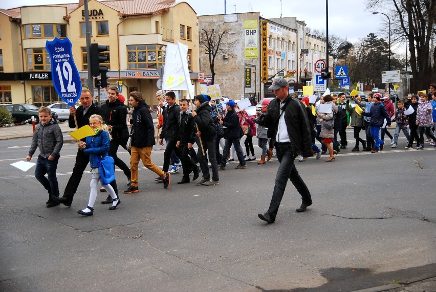 Marsz dla Jana Pawła II w Tomaszowie zorganizowała SP nr 12