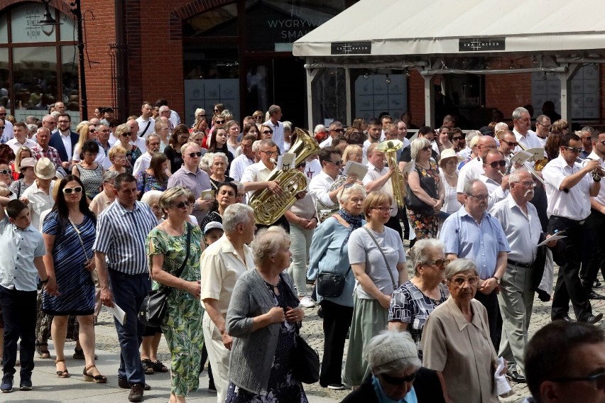 Centralna Procesja Bożego Ciała przeszła ulicami Legnicy, zobaczcie zdjęcia