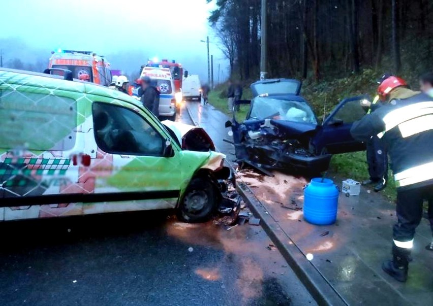 Groźny wypadek w Piwnicznej. Sześć osób zabrano do szpitala